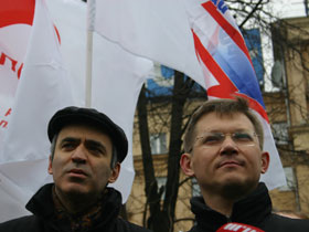 Лидеры ОГФ Гарри Каспаров и РПР  Владимир Рыжков на митинге 1 апреля.  Фото Каспарова.Ru