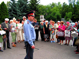 Милиционер в трудном положении. Фото Каспаров.Ru (c)