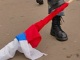 Боец ОМОНа надругался над флагом России. Фото юзера media_zombi в сообществе ru_politics.