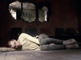 Наркоман. Кадр из х/ф "На игле" (Trainspotting). Взято из vitaly.blogmetro.ru