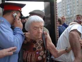 Людмила Алексеева на Триумфальной площади. Фото Анастасии Петровой/Каспаров.Ru.