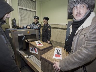 Подписи за отмену закона об усыновлении. Фото: "Новая газета"