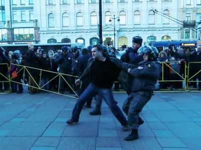 Задержание на "Стратегии-31" в Петербурге. Фото Валентины Романовой.