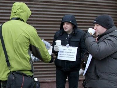 Сбор подписей за освобождение "болотных вузников". Фото из фейсбука Василия Петрова