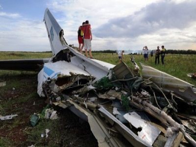 ДНР - фотографирование на обломках "Боинга"