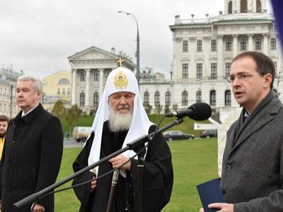 С.Собянин, К.Гундяев и В.Мединский на закладке памятника князю Владимиру. Источник - vm.ru