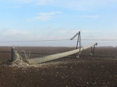 Поваленная опора ЛЭП. Фото: пресс-служба НЭК "Укрэнерго"