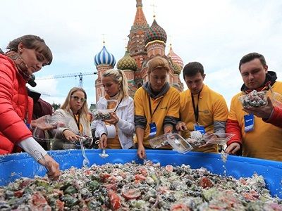 Приготовление салата в ковше, Москва, 4.9.16. Фото: gamebomb.ru