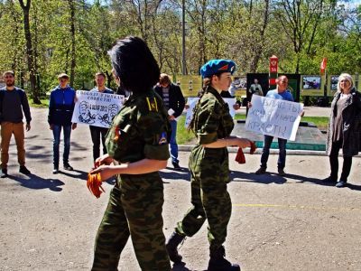 Провокация с помощью подростков. Фото: Александр Воронин, Каспаров.Ru