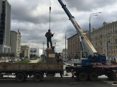 Установка памятника М.Калашникову в Москве. Источник - gazeta.ru