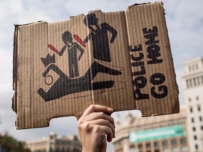 "Полиция, убирайся домой!" Плакат с протестов в Барселоне. Источник - businessinsider.com