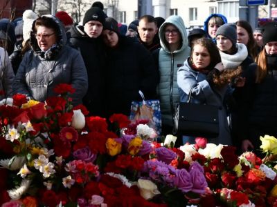 Кемерово, люди у стихийного народного мемориала погибшим в "Зимней вишне". Фото: a42.ru