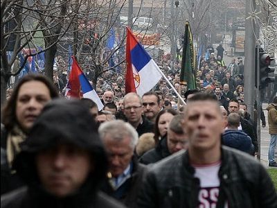 Протесты в Белграде. Фото: MONDO  Больше читайте тут: https://gordonua.com/news/worldnews/v-belgrade-okolo-tysyachi-serbskih-voennyh-vyshli-na-protest-protiv-nizkih-zarplat-161146.html