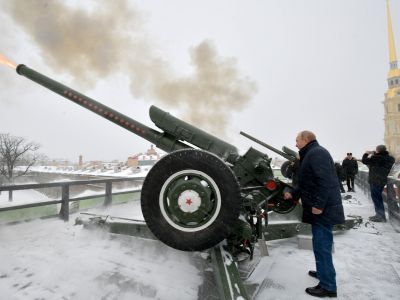 Владимир Путин производит "полуденный выстрел" в Петропавловской креспости, 7.1.19. Фото: kremlin.ru