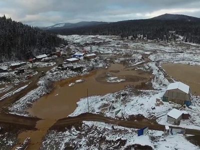 Прорыв дамбы над участком прииска на реке Сейба. Фото: Пресс-служба ГУ МЧС России по Красноярскому краю / РИА Новости