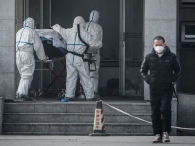 Около больницы Цзиньинтань в городе Ухань, Китай. Фото: Agence France-Presse / Getty Images