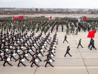 Совместная подготовка пеших расчетов и механизированной колонны к участию в параде Победы. Фото: Валерий Шарифулин/ТАСС