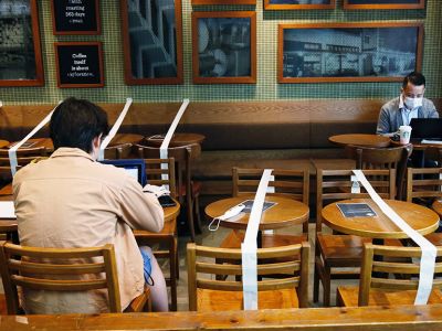 Кафе Starbucks в Гонконге. Фото: Tyrone Siu / REUTERS