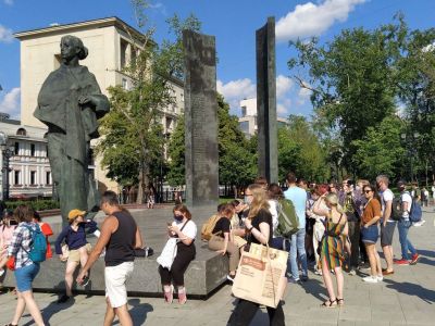 В Москве у памятника Надежды Крупской на Сретенском бульваре началась серия пикетов в поддержку активистки Юлии Цветковой. Фото: Анна К / Каспаров.Ru