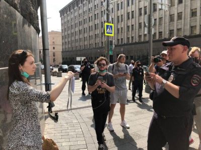 Пикеты в поддержку Ивана Сафронова на Лубянке.  Кира Дюрягина (слева). Фото: Медуза