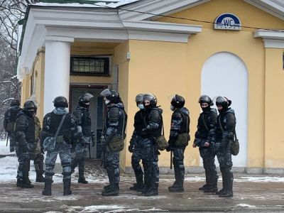 Силовики дежурят у туалета напротив ЦВЗ "Манеж", Санкт-Петербург, 6.02.21. Фото: t.me/nedimonspbinf