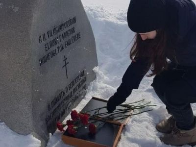 Активисты МГЕР возлагают цветы к памятнику венгерским военнопленным, Орск. Фото: www.ural56.ru