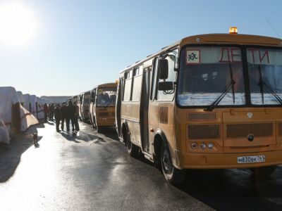 Автобусы с эвакуированными гражданами ДНР во время прибытия в лагерь беженцев, организованный на на КПП Матвеев Курган. Россия. Ростовская область. Фото: Эрик Романенко / ТАСС