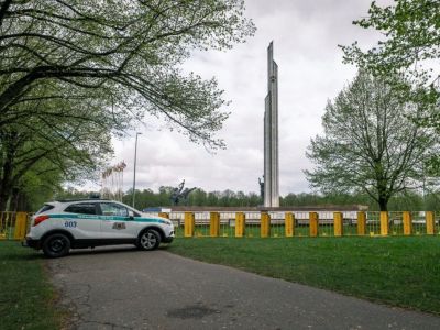 Полиция у памятника советским солдатам в Риге. Фото: t.me/online47news