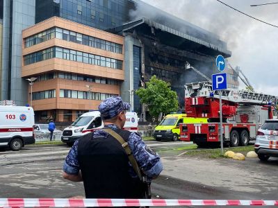 Пожар в бизнес-центре "Гранд Сетунь плаза" на западе Москвы. Фото: Ксения Семеновская/ТАСС