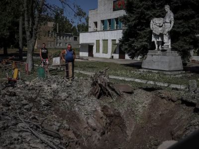 Воронка от снаряда на месте детской площадки в Дружковке. Фото: Gleb Garanich / Reuters