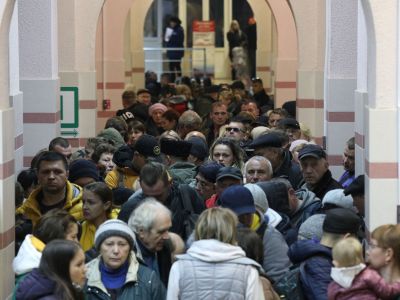 Вывезенные из Херсона люди на железнодорожной станции в Джанкое на севере аннексированного Крыма. Фото: Alexey Pavlishak / Reuters