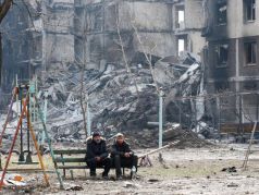 Жители Мариуполя на лавочке у разрушенного дома. Фото: Alexander Ermochenko / Reuters