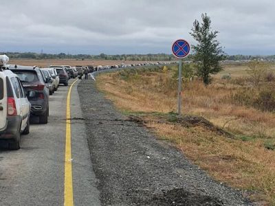 Очередь из машин на одной из казахстанских границ. Фото: D Kostylev / "Чат Погранконтроля" / Telegram