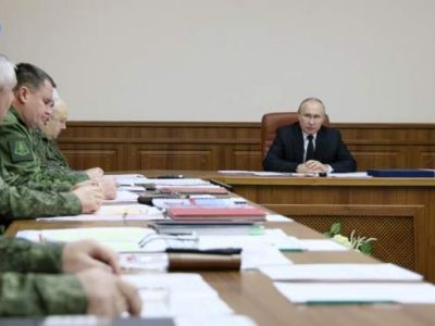 Владимир Путин в ходе посещения объединенного штаба родов войск, задействованных в войне. Фото: Гавриил Григоров/POOL/ТАСС