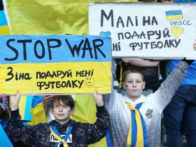 Украинские футбольные болельщики во время матча плей-офф чемпионата мира против сборной Шотландии. Фото: Robert Perry/EPA-EFE