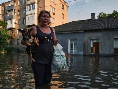 Эвакуация после прорыва дамбы в Каховке. Фото: DPA