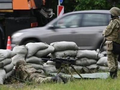 Российские военные охраняют блокпост в Москве. Фото: Кирилл Каллиников / Спутник