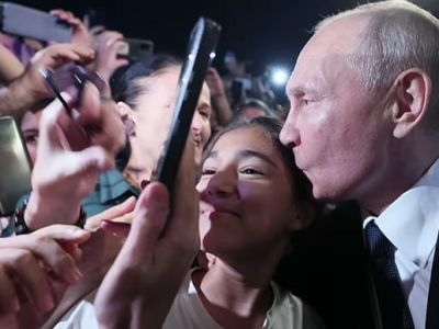 Путин и жители Дербента, 28.06.23. Фото: t.me/procurator_rus