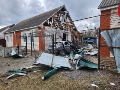 Пострадавший дом и автомобиль в селе Головчино Белгородской области. Фото: Вячеслав Гладков / Telegram