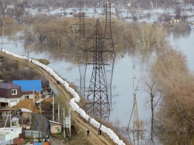 Плотина из мешков с песком возле реки Тобол и затопленное садоводческое общество "Кедр" (справа) в Кургане. Фото: Евгений Кузьмин / Sputnik