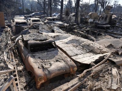 Сгоревшие из-за лесного пожара автомобили в Алтадене, Калифорния, 10 января 2025 года. Фото: Chris Pizzello / AP Photo