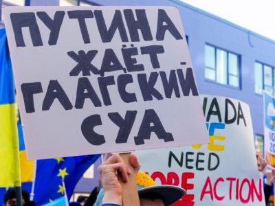 Демонстранты в Канаде требуют суда над Владимиром Путиным. Март 2022 года. Фото: Shutterstock