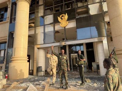 Разрушенные в ходе гражданской войны правительственные здания в Хартуме (Судан). Фото: t.me/nexta_live